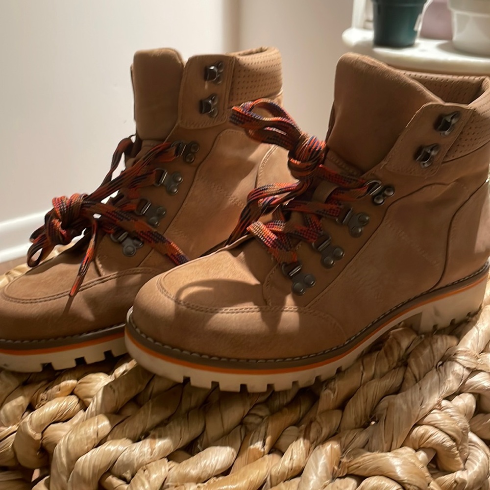 Woman’s hiking boot size 9